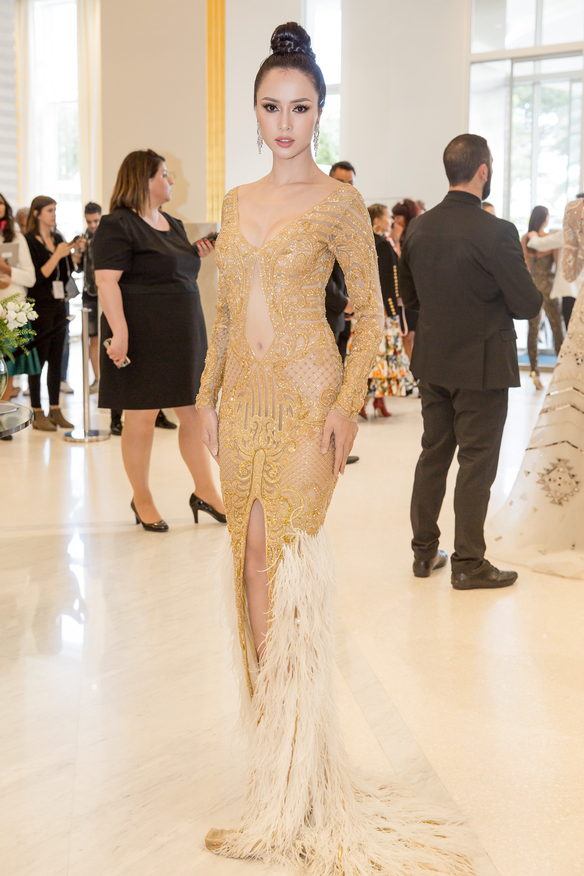 Sau sự cố nhầm tên thương hiệu, Vũ Ngọc Anh khoe ngực trên thảm đỏ Cannes với đầm xuyên thấu